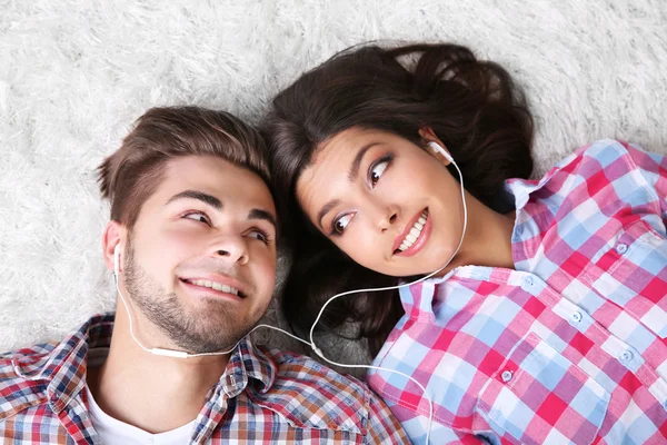 Unga par lyssnar på musik — Stockfoto