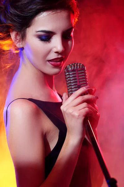 Joven hermosa mujer cantando —  Fotos de Stock