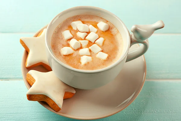 Tasse heißen Kakao mit Marshmallow und Keksen auf blauem Tisch — Stockfoto