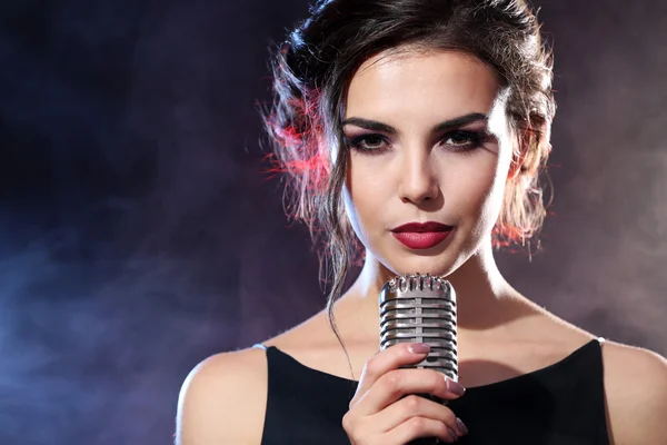 Young beautiful woman singing — Stock Photo, Image