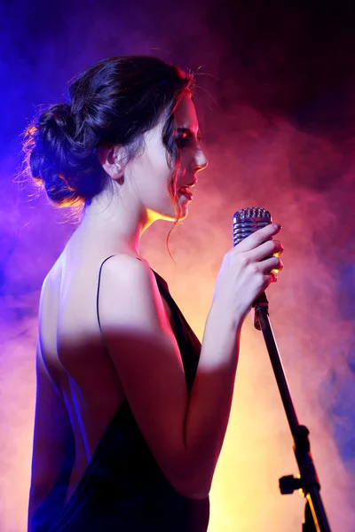 Νέοι όμορφη γυναίκα τραγουδώντας — Φωτογραφία Αρχείου
