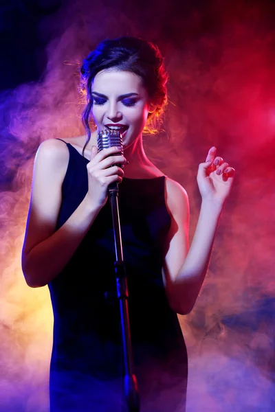 Jovem bela mulher cantando — Fotografia de Stock