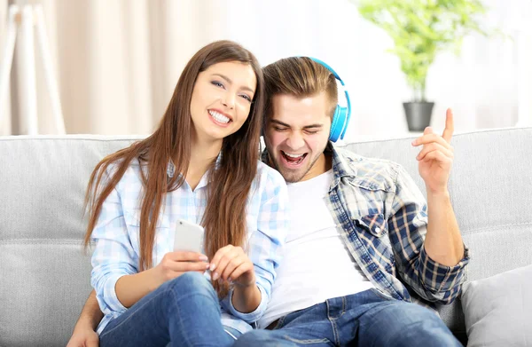 Teenager couple listening to music — Stock Photo, Image