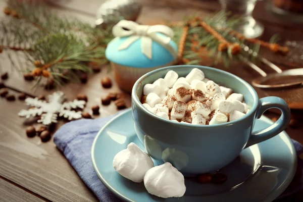 Tazza di cioccolata calda con marshmallow, ramo di abete su sfondo di legno — Foto Stock
