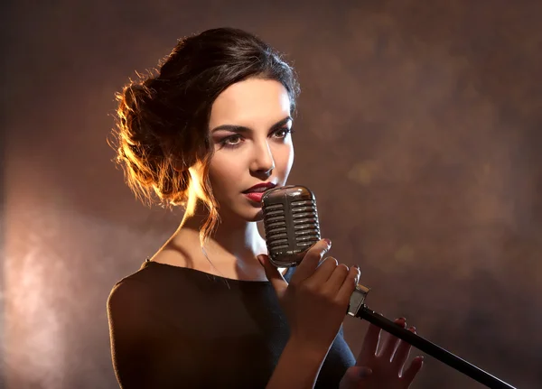 Hermosa mujer cantando —  Fotos de Stock