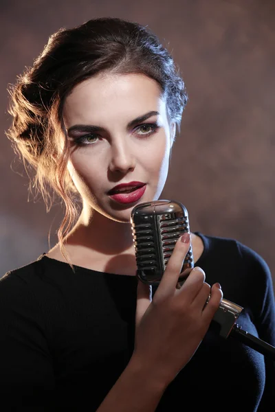 Mujer cantando joven —  Fotos de Stock