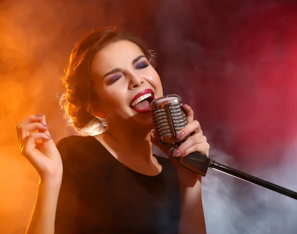 Mulher bonita cantando — Fotografia de Stock