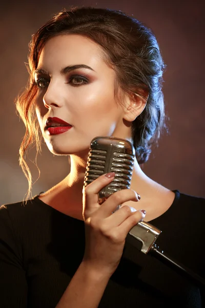 stock image Young singing woman 