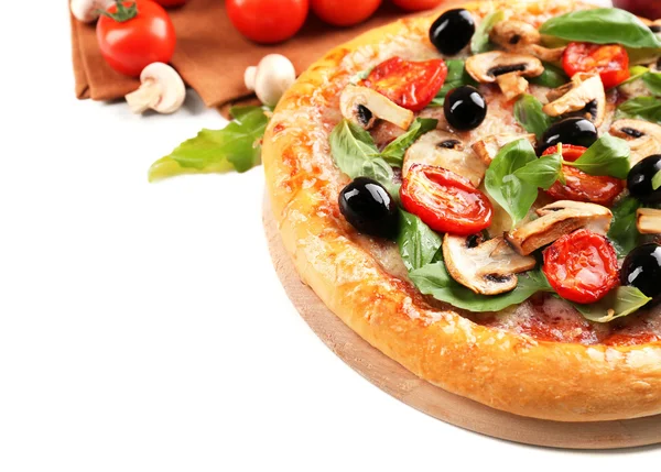 Läckra välsmakande pizza med grönsaker på ljus bakgrund — Stockfoto