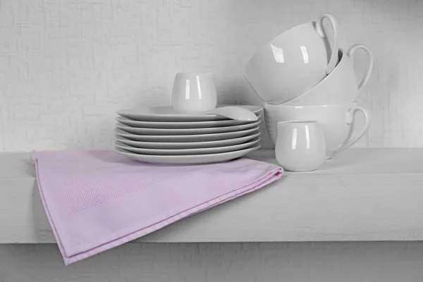 白色的餐具，用餐巾 — 图库照片