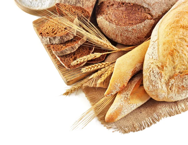 Beyaz izole taze pişmiş ekmek ve buğday kulakları, — Stok fotoğraf