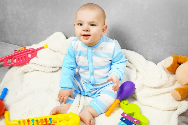 Adorable bébé avec des jouets — Photo