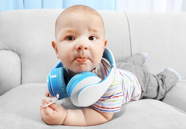 Söt baby med hörlurar — Stockfoto