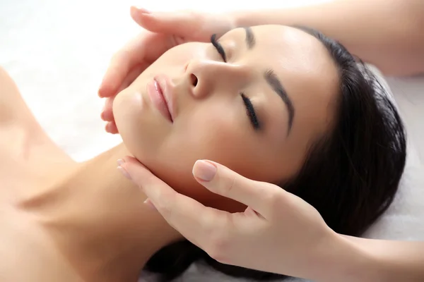 Concepto Spa. Masaje facial. Mujer joven recibiendo tratamiento de spa, de cerca — Foto de Stock