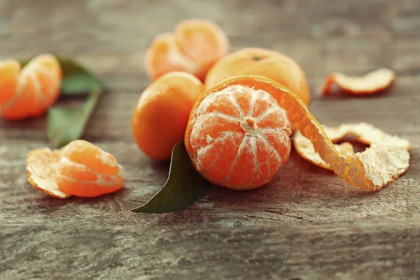 Tangerinas na velha mesa de madeira, close-up — Fotografia de Stock