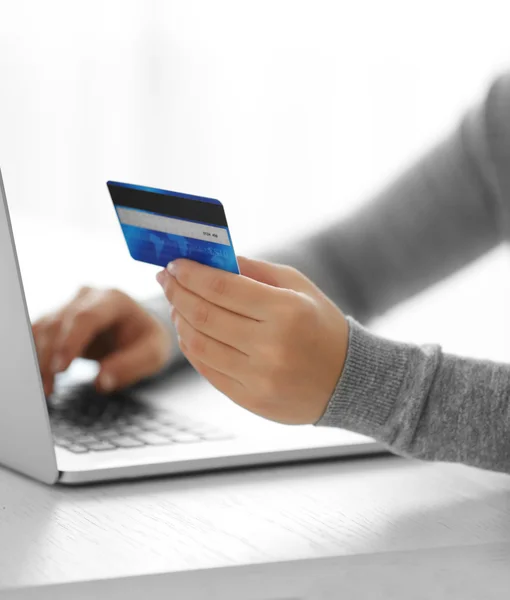 Conceito de comércio electrónico. Mulher com cartão de crédito e laptop, close-up — Fotografia de Stock