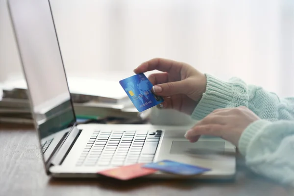Concepto de comercio electrónico. Mujer con tarjeta de crédito y portátil, primer plano —  Fotos de Stock