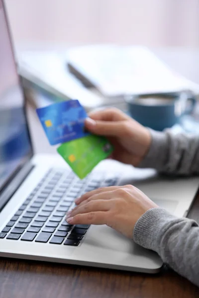 Concepto de comercio electrónico. Mujer con tarjeta de crédito, portátil y taza de café, de cerca —  Fotos de Stock