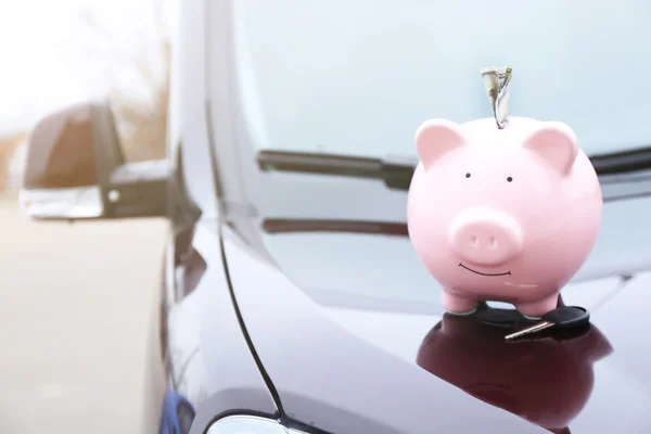 Piggy money box with cash and key — Stock Photo, Image