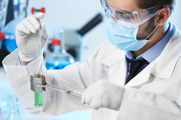 Clinician studying  in laboratory — Stock Photo, Image