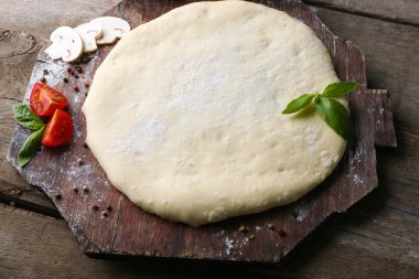 Taze hamur pizza domates ve ahşap bir gemide dilimlenmiş mantar ile hazırlanan yakın çekim