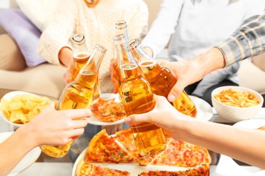 Sıcak pizza ile dostça parti  