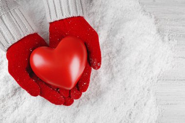 Sıcak kırmızı eldiven elinde 