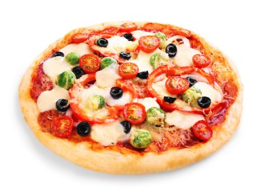 Peynir ve sebzeler üzerinde beyaz izole lezzetli pizza