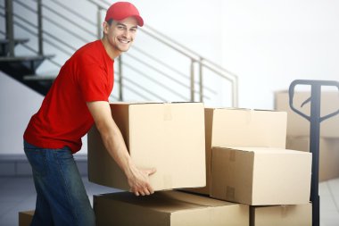 Karton kutu tutan adam 