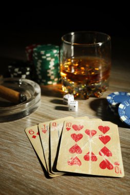 Poker kartları ve patates kızartması ile