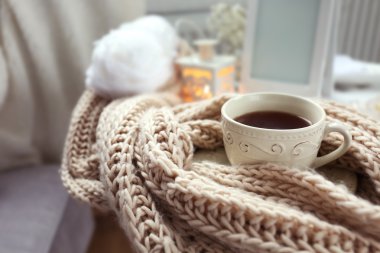 Çay ve kahve Servisi, tabloda örme eşarp fincan kadar yakın