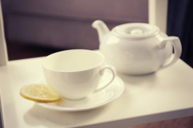 Çay Kupası ve masada, tatlı su ısıtıcısı