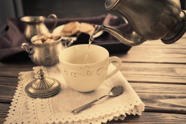 Fincan içine dökme çay