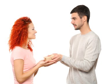 Mevcut vererek mutlu genç adam 