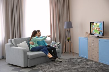 genç bir çift TV izleme