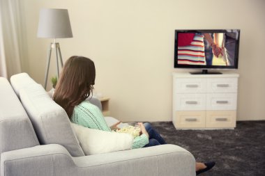 TV izlerken genç güzel kadın  