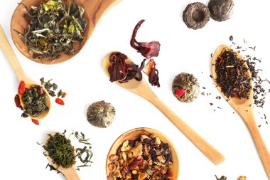 Tahta kaşıklar, üzerinde beyaz izole kuru çay farklı türde