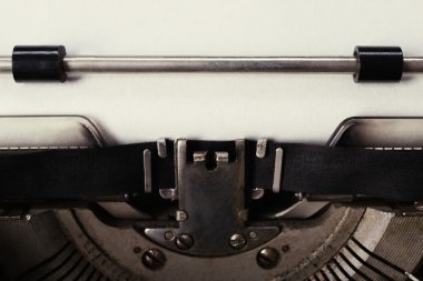 Kağıt ile eski daktilo