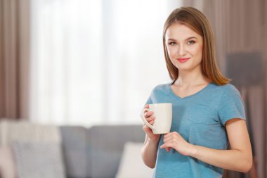 Yardım kadehte olan kadın