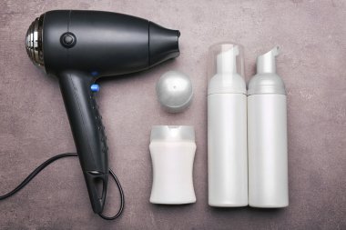 Kuaför ekipmanları ve kozmetik ile gri arka plan üzerinde ayarla