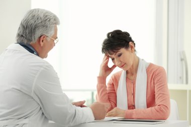 Doktor ve hasta görevdeler.