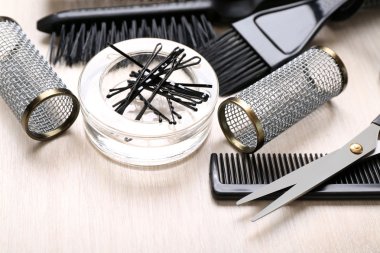 Kuaför araçları ile hafif ahşap masa seti