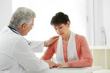 Doktor ve hasta görevdeler.