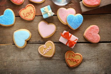 Ahşap masa, üstten görünüm mevcut kutulara renkli Sevgililer kalp kurabiye