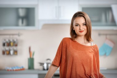 Mutfaktaki genç bayan.