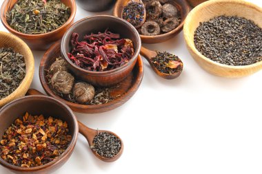 Tencere ve tahta kaşıklar beyaz, kopya alanı izole kuru çay çeşitli