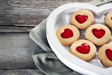 Aşk kurabiyeleri ahşap arka plan, closeup bezle kutusunda ürün yelpazesine