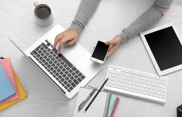 Concepto de uso de la electrónica . — Foto de Stock