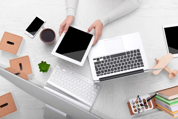 Concepto de uso de la electrónica . — Foto de Stock