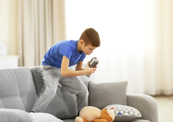 Kleine jongen zingen met microfoon — Stockfoto